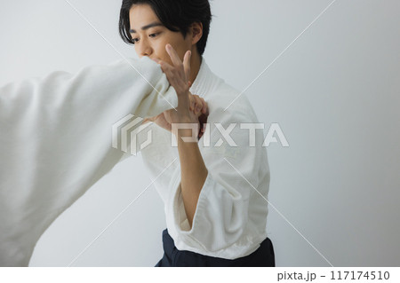 組み手をする道着の男性　　 117174510