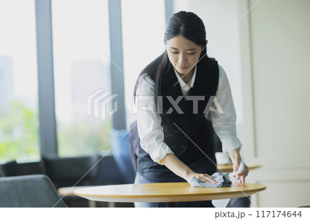 アルコール消毒をする女性 アルコール消毒をする女性 117174644