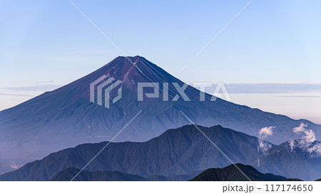 (山梨県)夏の富士山と山並み・雁ヶ腹摺山より (山梨県)夏の富士山と山並み・雁ヶ腹摺山より 117174650