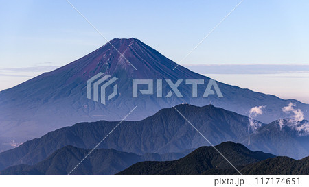 (山梨県)夏の富士山と山並み・雁ヶ腹摺山より (山梨県)夏の富士山と山並み・雁ヶ腹摺山より 117174651