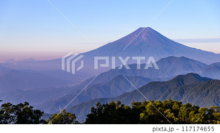 (山梨県)夏の富士山と山並み・雁ヶ腹摺山より (山梨県)夏の富士山と山並み・雁ヶ腹摺山より 117174655