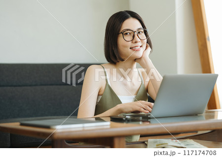 家でテレワークをする女性 117174708