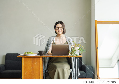 家でテレワークをする女性 家でテレワークをする女性 117174709