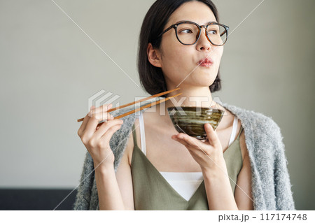 お家でご飯を食べる女性 お家でご飯を食べる女性 117174748
