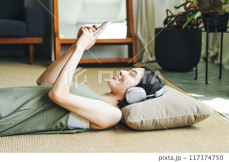 スマホで音楽を聴く女性 スマホで音楽を聴く女性 117174750