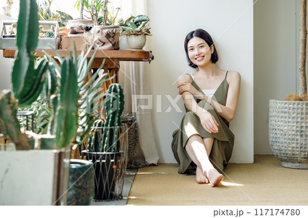 観葉植物を育てる女性のポートレート 観葉植物を育てる女性のポートレート 117174780