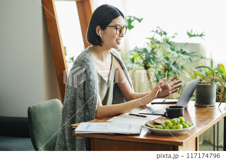 家でテレワークをする女性 家でテレワークをする女性 117174796
