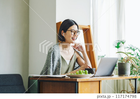 家でテレワークをする女性 117174798