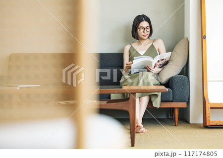 ソファーで雑誌を読む女性 117174805