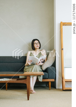 ソファーで雑誌を読む女性 117174806