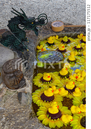 別小江神社の花手水（ひまわりとアヒルの玩具）・名古屋市 117175512