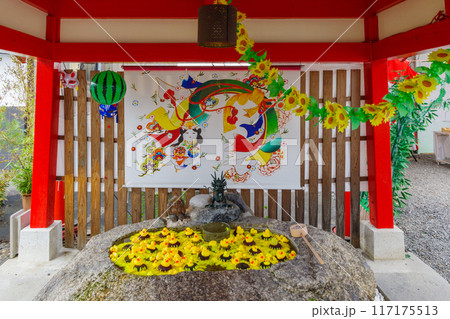 別小江神社の花手水（ひまわりとアヒルの玩具）・名古屋市 117175513