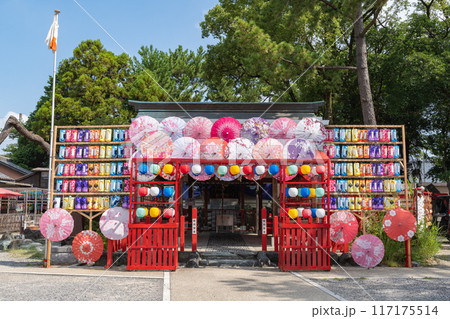 カラフルな提灯奉納の提灯と和傘で飾られた別小江神社・名古屋市 117175514