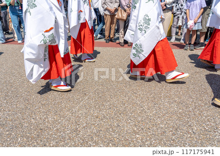 三重県明和町で行われる斎王まつりの斎王群行と見物する人々 117175941