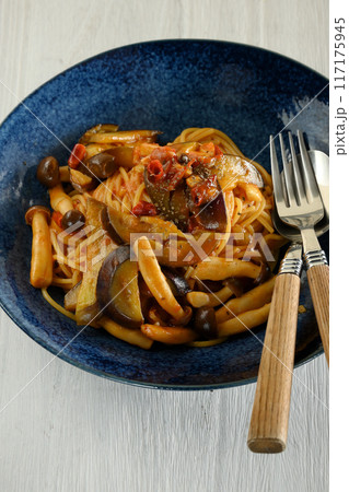 茄子とシメジのトマトソースパスタ 117175945