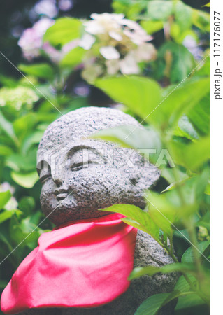 お地蔵さんと紫陽花 117176077