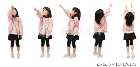 上を指をさす女の子の全身人物切り抜き素材 上を指をさす女の子の全身人物切り抜き素材 117176173