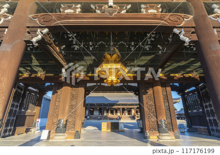 京都　東本願寺　御影堂門　吊り灯籠 117176199