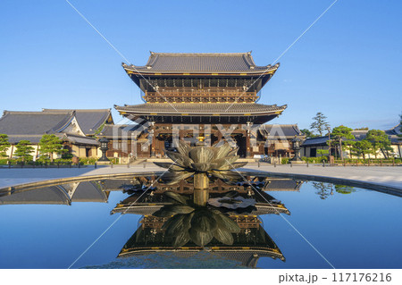 京都 東本願寺 蓮華の噴水に映る御影堂門 京都 東本願寺 蓮華の噴水に映る御影堂門 117176216