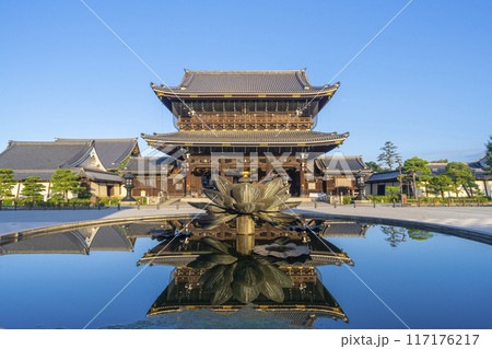 京都　東本願寺　蓮華の噴水に映る御影堂門 117176217