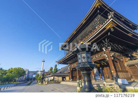 京都　東本願寺　御影堂門と京都タワー 117176219