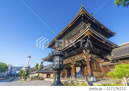 京都 東本願寺 御影堂門と京都タワー 京都 東本願寺 御影堂門と京都タワー 117176222