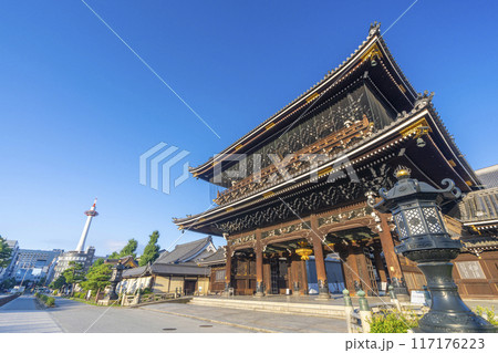 京都　東本願寺　御影堂門と京都タワー 117176223