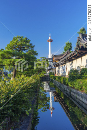 東本願寺の堀　京都タワーのリフレクション 117176231