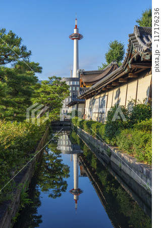 東本願寺の堀　京都タワーのリフレクション 117176236