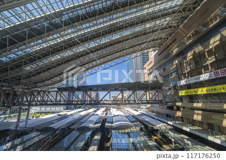 JR大阪駅 時空の広場からホームを眺める JR大阪駅 時空の広場からホームを眺める 117176250