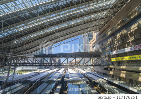 JR大阪駅　時空の広場からホームを眺める 117176251