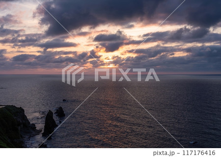 屏風岩展望台から見た日本海の夕焼け情景 屏風岩展望台から見た日本海の夕焼け情景 117176416
