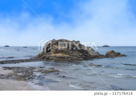 青空バックに小天橋で見た奇岩のある静寂に包まれた海岸の情景 117176418