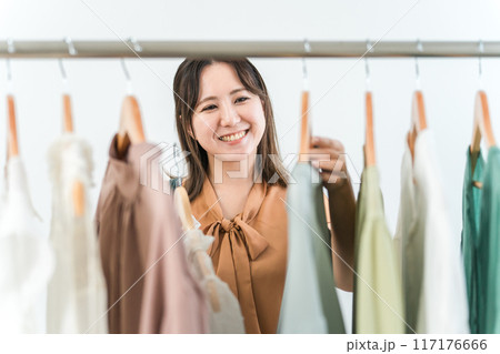 家・洋服屋・アパレルショップで洋服を選ぶ女性(ファッション・ショッピング) 家・洋服屋・アパレルショップで洋服を選ぶ女性(ファッション・ショッピング) 117176666