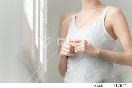 ミドル女性 手元 日差し ミドル女性 手元 日差し 117176740