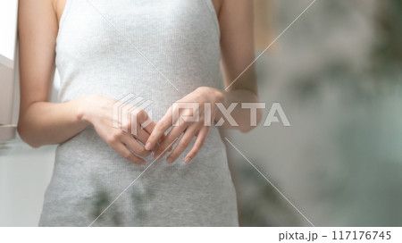 ミドル女性 手元 日差し ミドル女性 手元 日差し 117176745