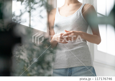 ミドル女性 手元 日差し ミドル女性 手元 日差し 117176746
