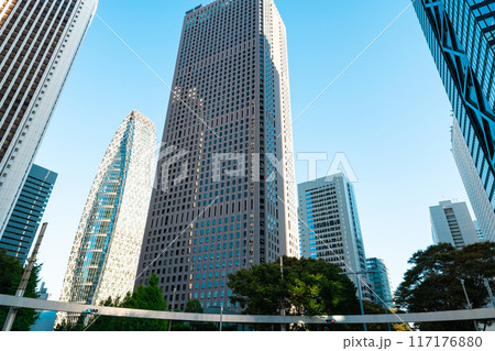 下から見上げる新宿の高層ビル群 下から見上げる新宿の高層ビル群 117176880