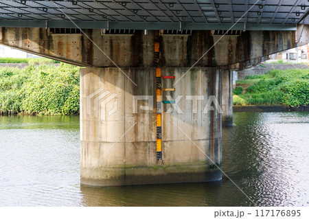 橋脚とそれに設置された水位を示す尺 117176895