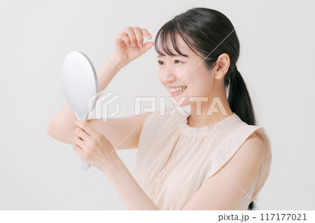 鏡を見る20代の女性 117177021