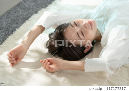 寝転ぶ女性 日差し 俯瞰 寝転ぶ女性 日差し 俯瞰 117177217