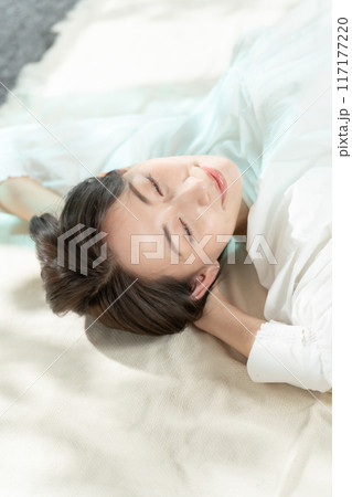 寝転ぶ女性 日差し 俯瞰 寝転ぶ女性 日差し 俯瞰 117177220