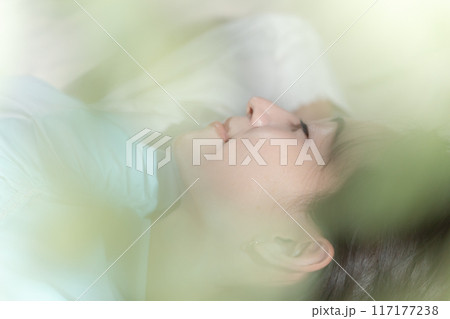 寝転ぶ女性　日差し　俯瞰 117177238