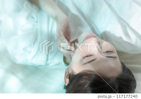 寝転ぶ女性 日差し 俯瞰 寝転ぶ女性 日差し 俯瞰 117177240