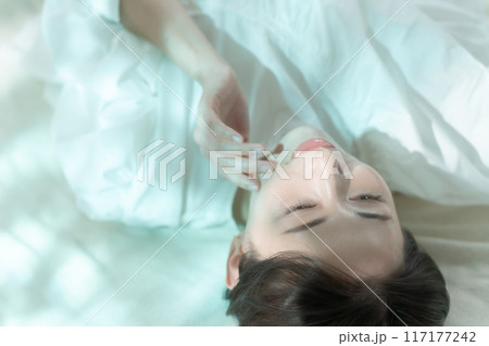 寝転ぶ女性 日差し 俯瞰 寝転ぶ女性 日差し 俯瞰 117177242