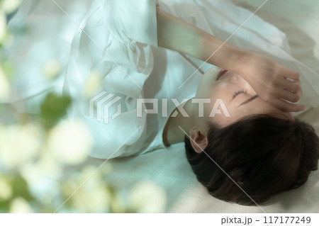 寝転ぶ女性　日差し　俯瞰 117177249