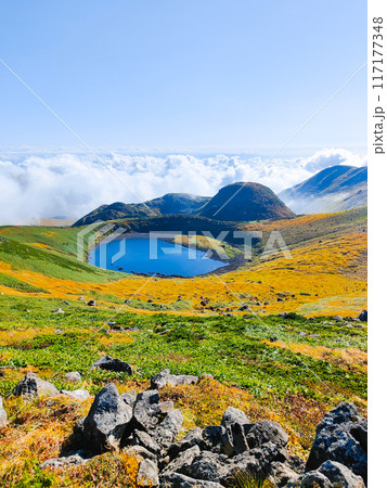 秋の鳥海山登山：鳥海湖 117177348