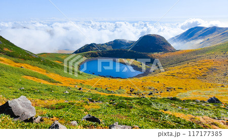 秋の鳥海山登山：鳥海湖 117177385