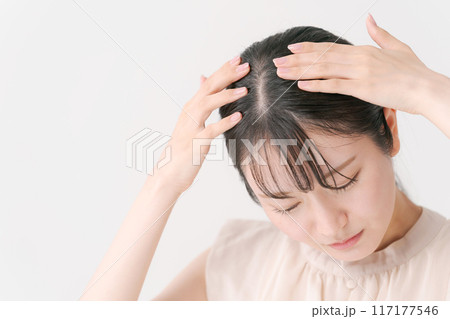 頭をおさえる若い女性 頭をおさえる若い女性 117177546