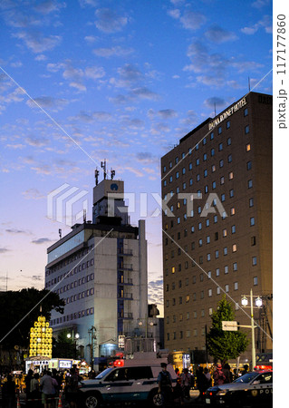 黄昏どき　竿灯入場を待つ祭り会場　秋田市 117177860